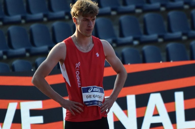 foto van Tijme bij de start van de 100m